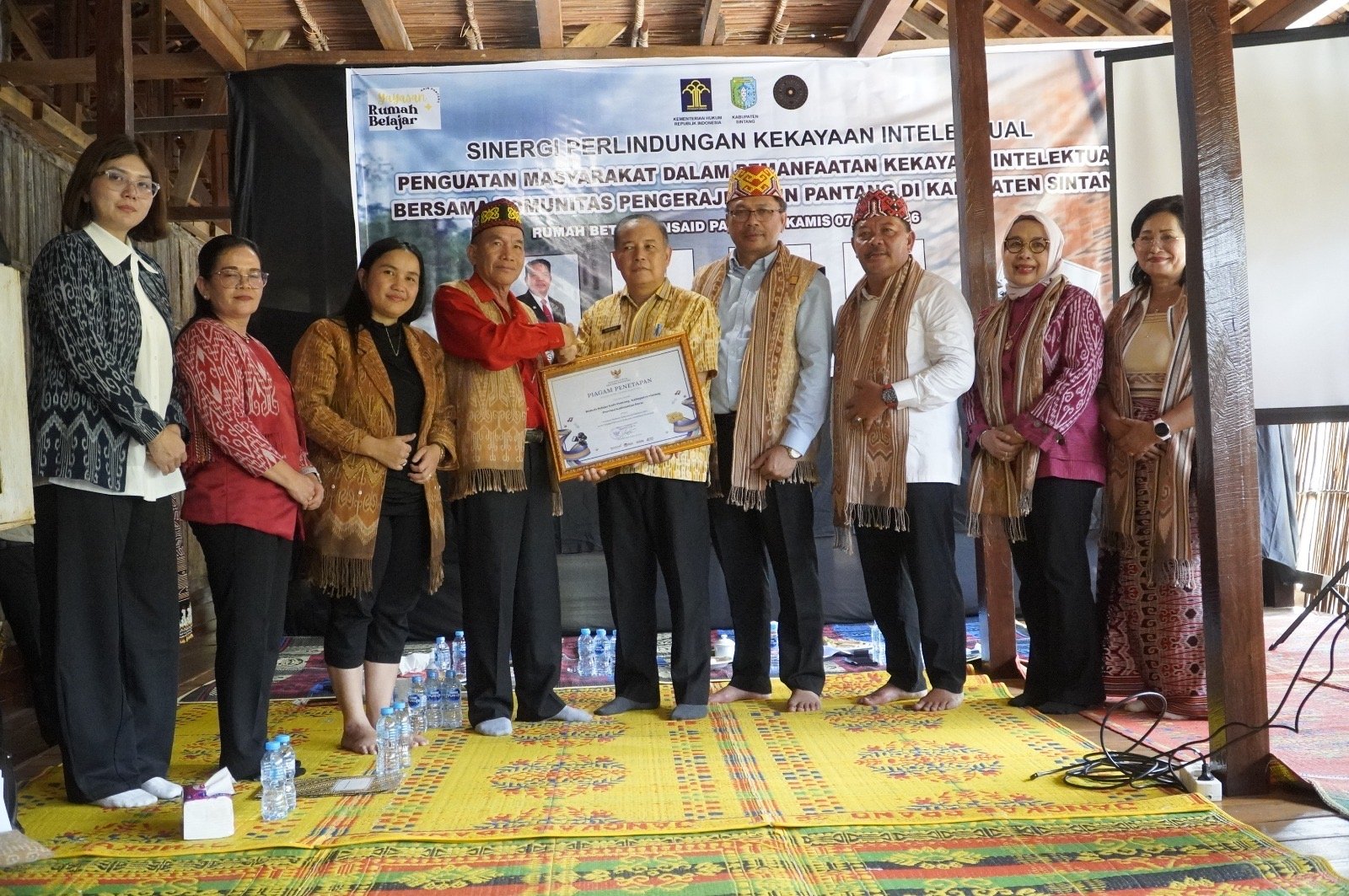 Kemenkum Kalbar bersama pengrajin Kain Pantang Sintang