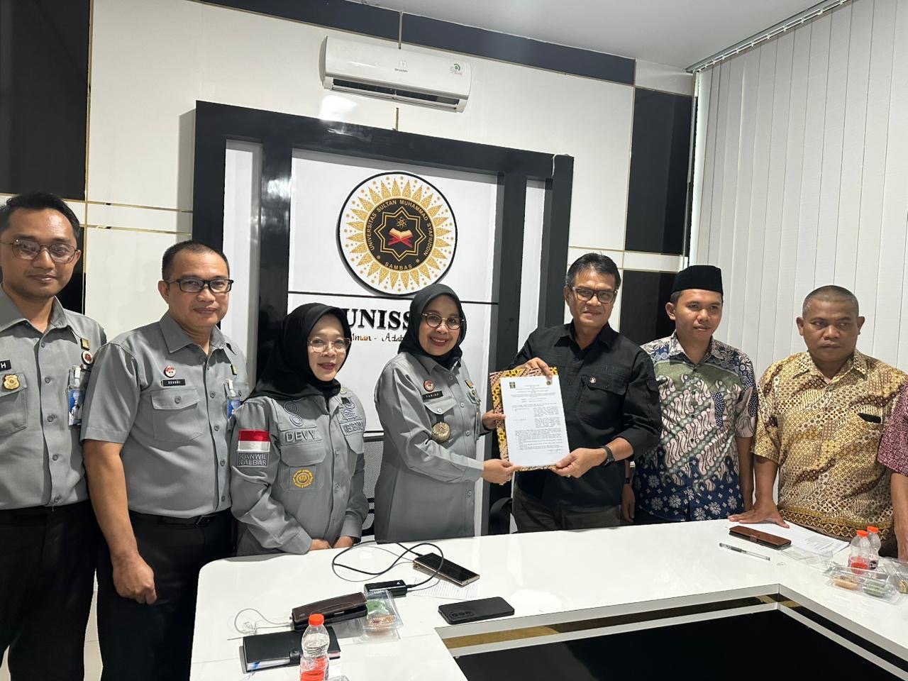 Foto bersama Kemenkum Kalbar dan UNISSAS Sambas