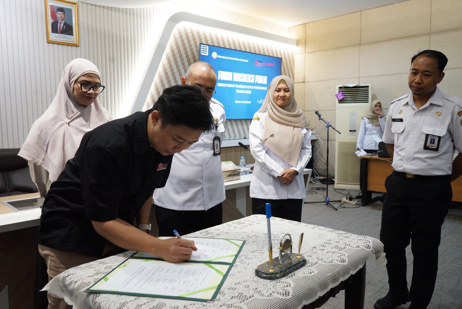 Penandatanganan berita acara Forum Konsultasi Publik oleh perwakilan dari media massa. Foto: Dok. Prokopim Pemkot Pontianak