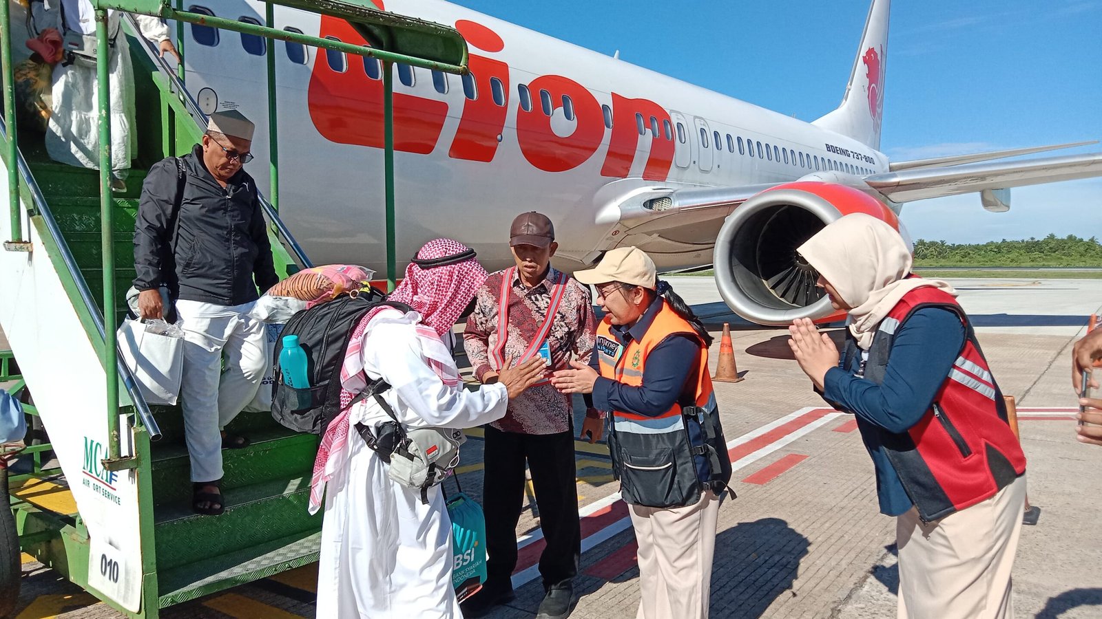 GM Bandara Internasional Supadio saat sambut kepulangan jamaah haji Kalbar. Foto: Dok. Istimewa
