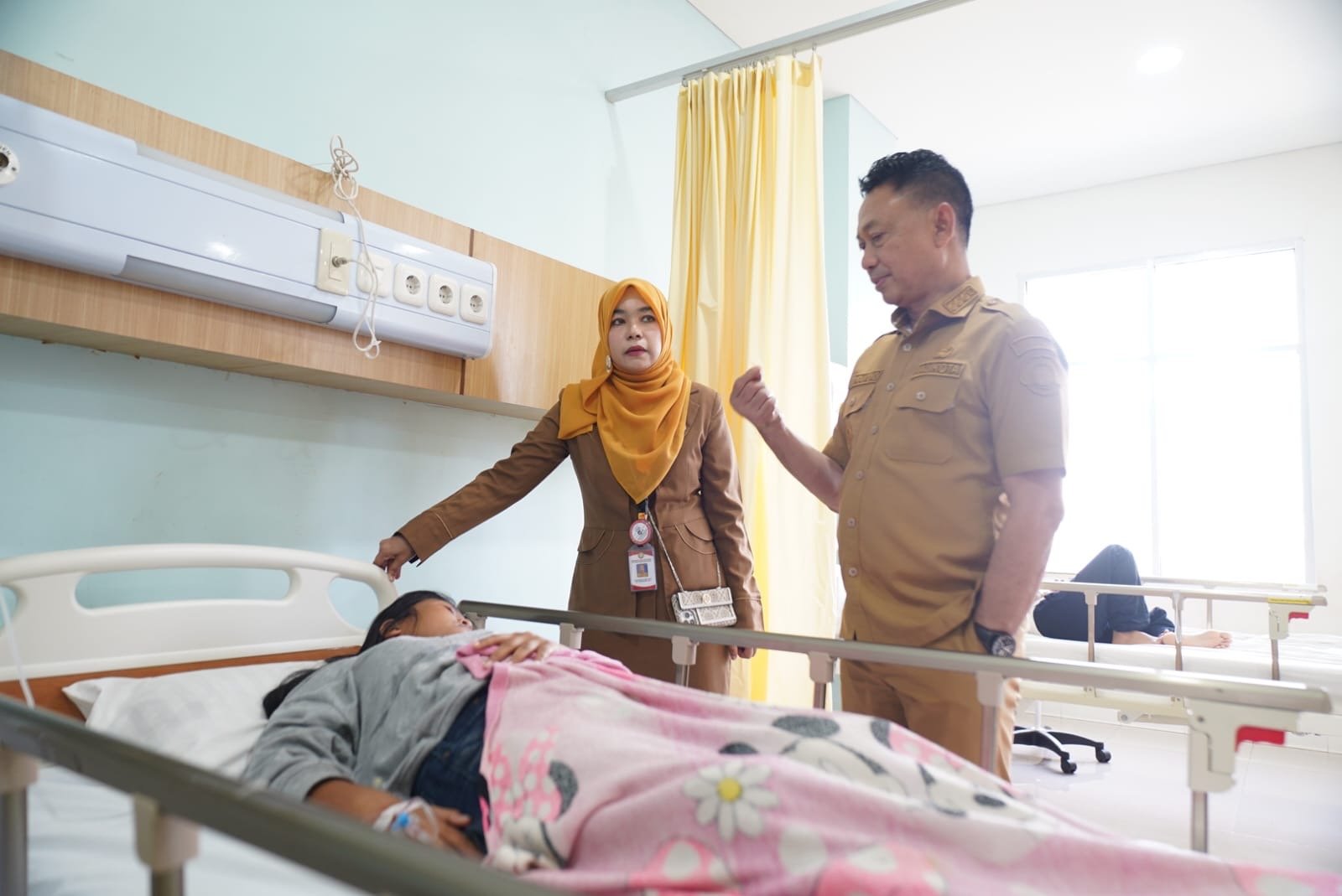 Wali Kota Pontianak Edi Rusdi Kamtono membesuk warga diduga mengalami keracunan makanan yang dirawat di RSUD Pontianak Utara. Foto: Dok. Prokopim Pemkot Pontianak