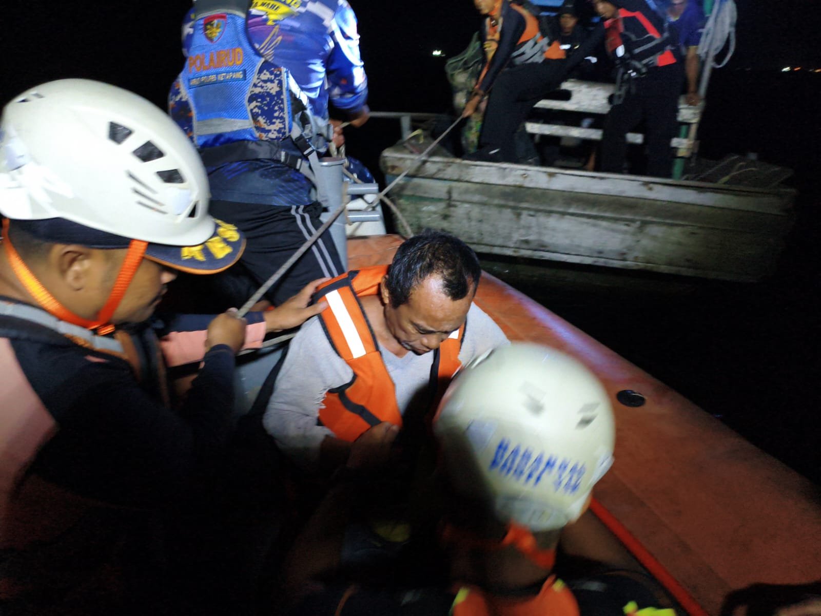 Tim SAR saat lakukan penyelamatan. Foto: Dok. Istimewa