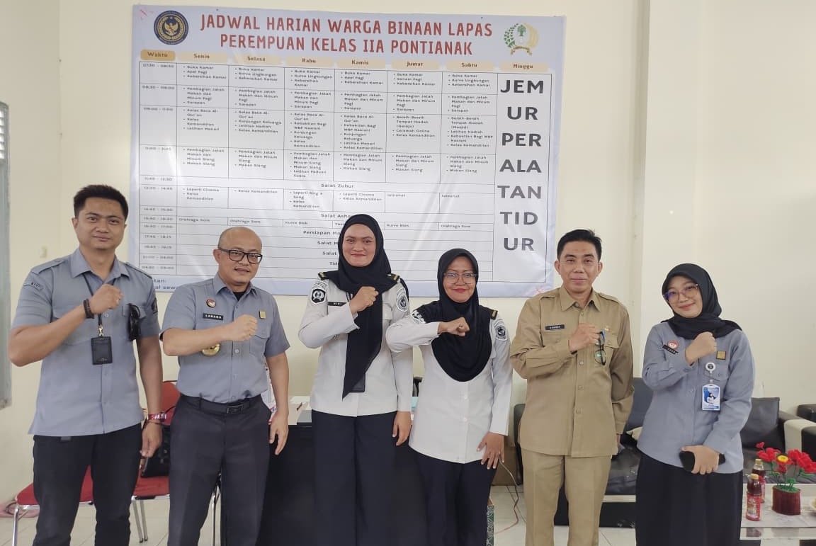 Foto bersama Kemenkum Kalbar dan petugas Lapas perempuan