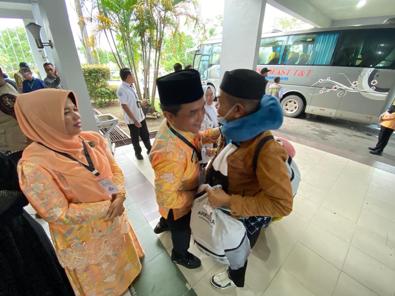 Wakil Wali Kota Pontianak Bahasan menyambut kedatangan para jemaah haji asal Pontianak yang tiba di Asrama Haji Batam. Foto: Dok. Prokopim Pemkot Pontianak