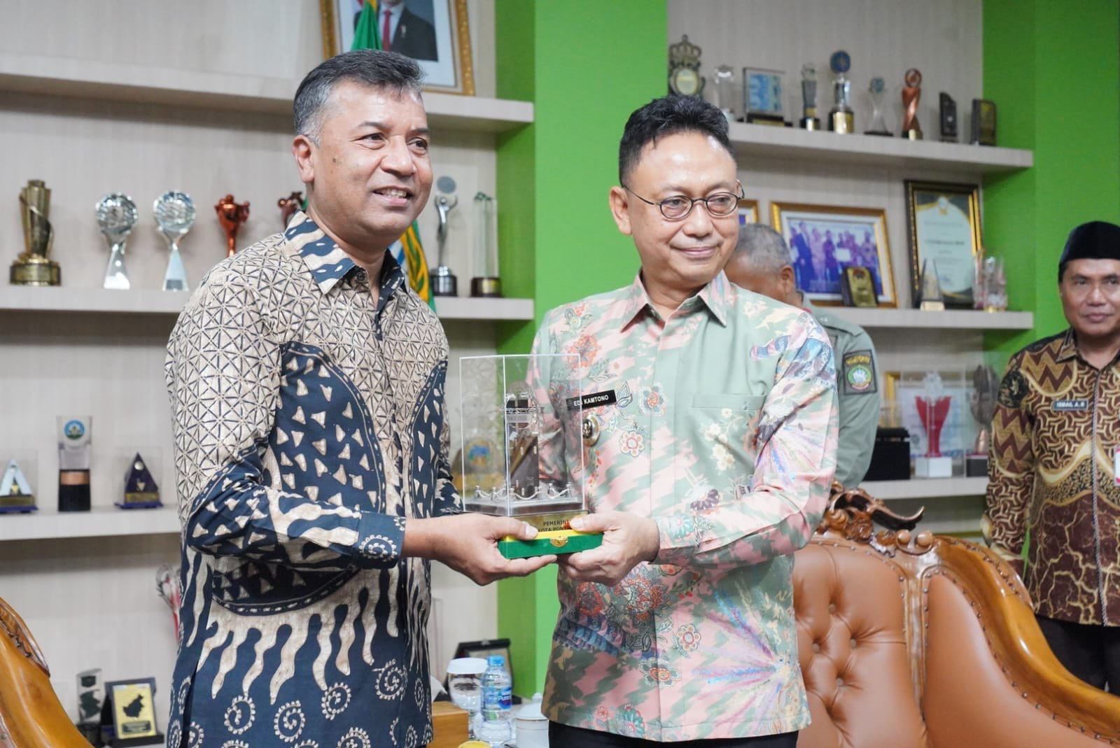 Wali Kota Pontianak Edi Rusdi Kamtono menyerahkan cenderamata kepada Tara Singh Bam, Director of Tobacco Control Program dari Vital Strategies Asia-Pacific Office in Singapore. Foto: Dok. Prokopim Pemkot Pontianak