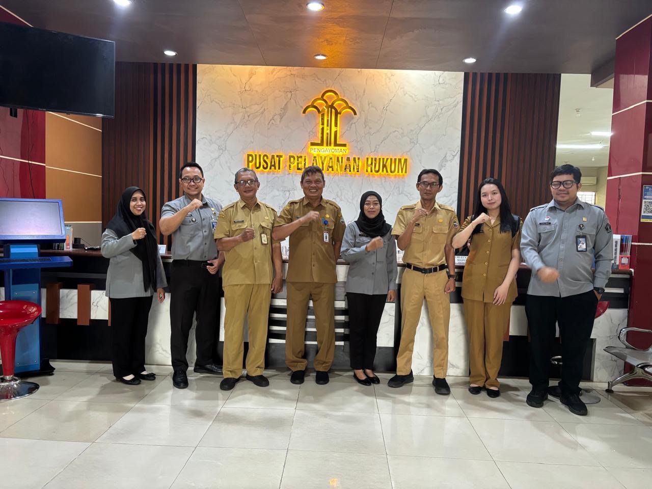 Kemenkum Kalbar saat foto bersama Pemkot Pontianak