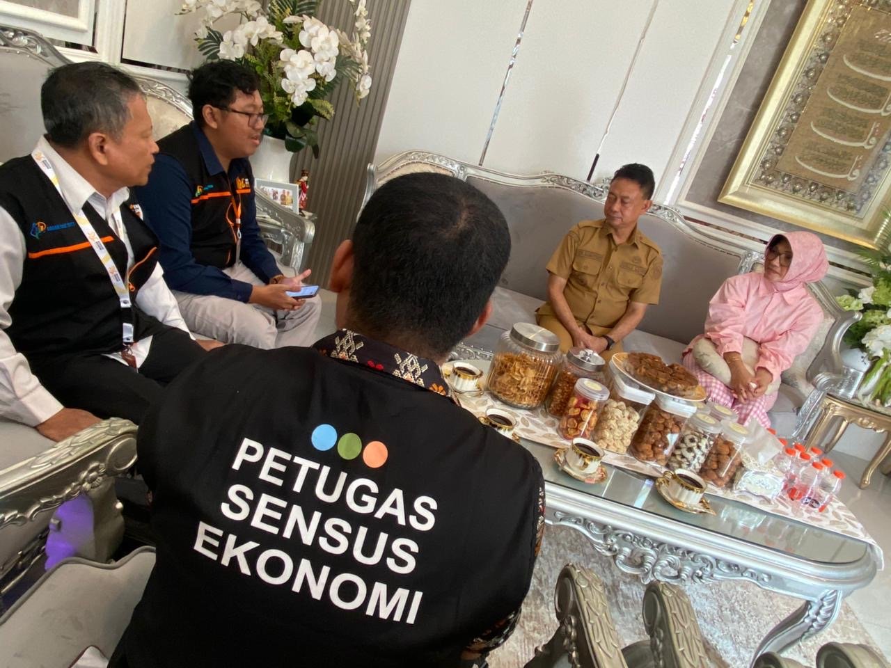 Wali Kota Pontianak Edi Rusdi Kamtono menjawab pertanyaan petugas Sensus Ekonomi 2026 di kediaman pribadinya. Foto: Dok. Prokopim Pemkot Pontianak