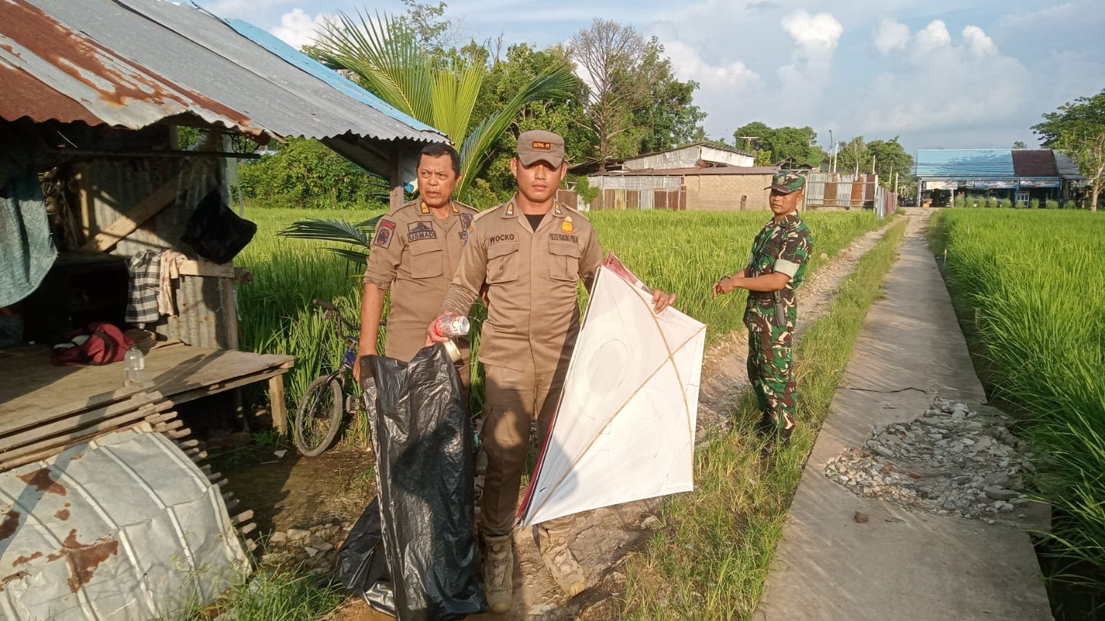 Tim Penertiban tengah mengamankan layangan dan perlengkapannya yang terjaring dalam penertiban. Foto: Dok. Satpol PP Pontianak