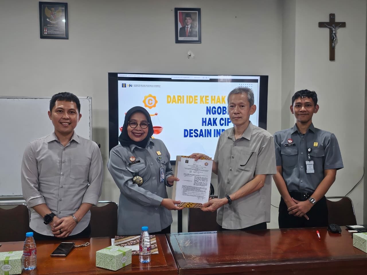 Kemenkum Kalbar saat foto bersama Rektor Widya Dharma