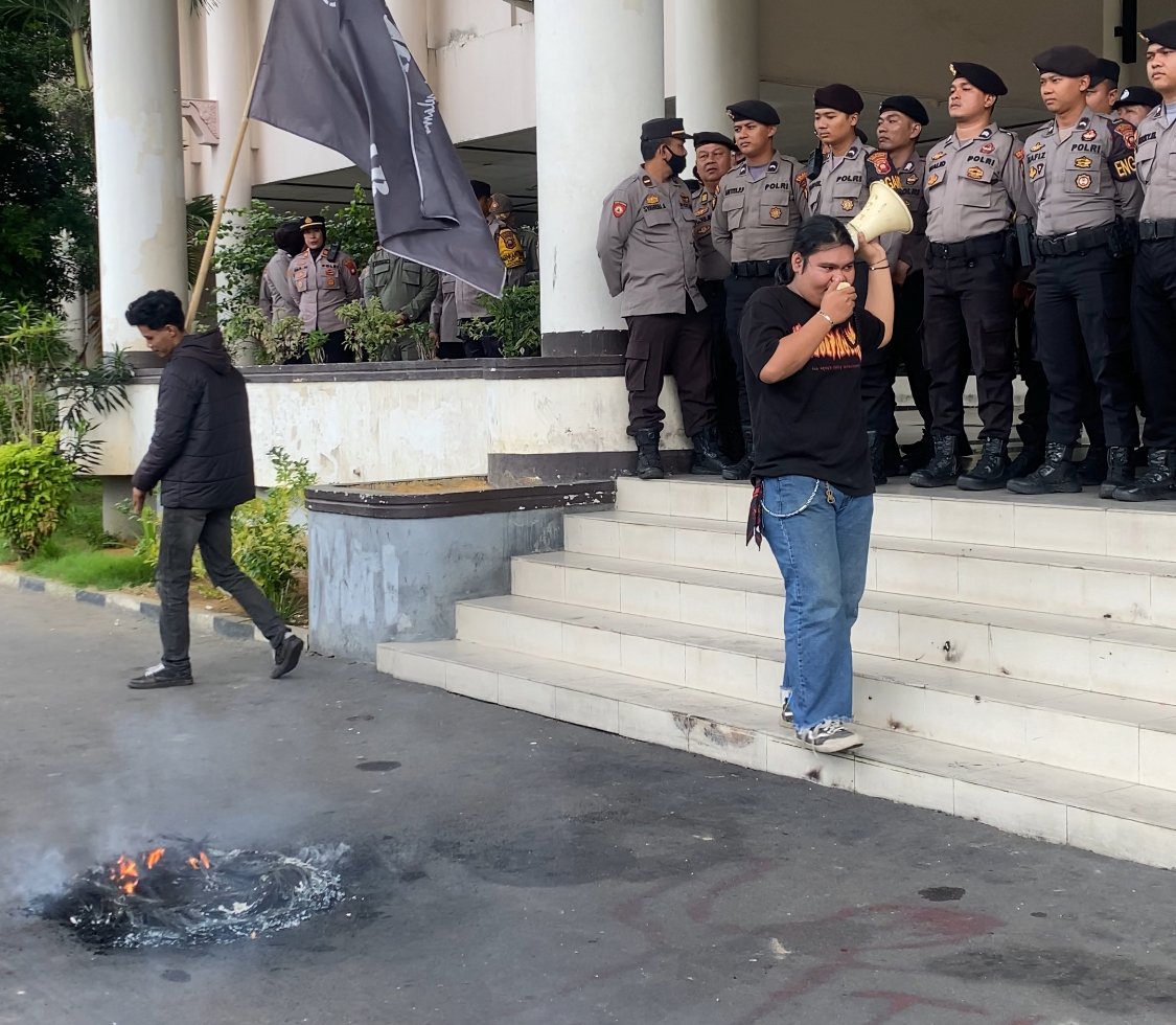Solmadapar saat sampaikan tuntutan di DPRD Kalbar. Foto: Yulia Ramadhiyanti/Klikwartaku