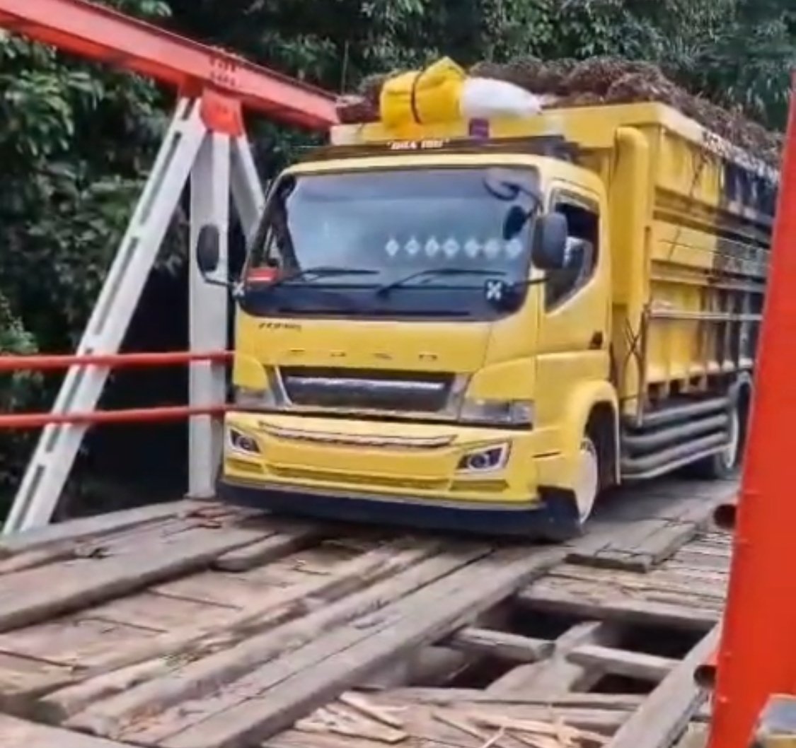 Truk bermuatan saat melintasi Jembatan Jajang di Kapuas Hulu. Foto: Dok. Istimewa