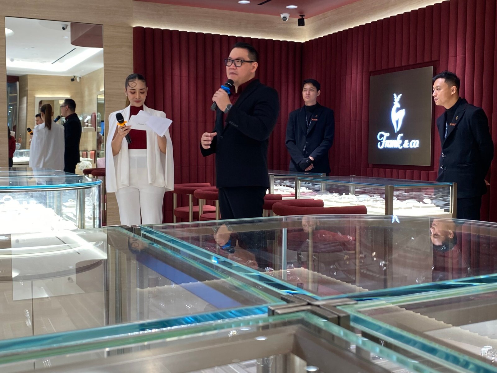 General Manager Frank & co., Rolly Soesanto, saat beri sambutan reopening Frank & co. di Gaia Mall. Foto: Yulia Ramadhiyanti/klikwartaku