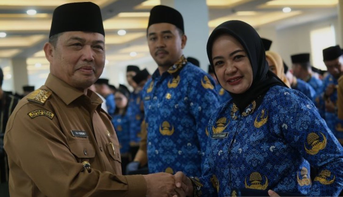 Gubernur Kalbar, Ria Norsan saat serahkan SK PPPK. Foto: Dok. Antara
