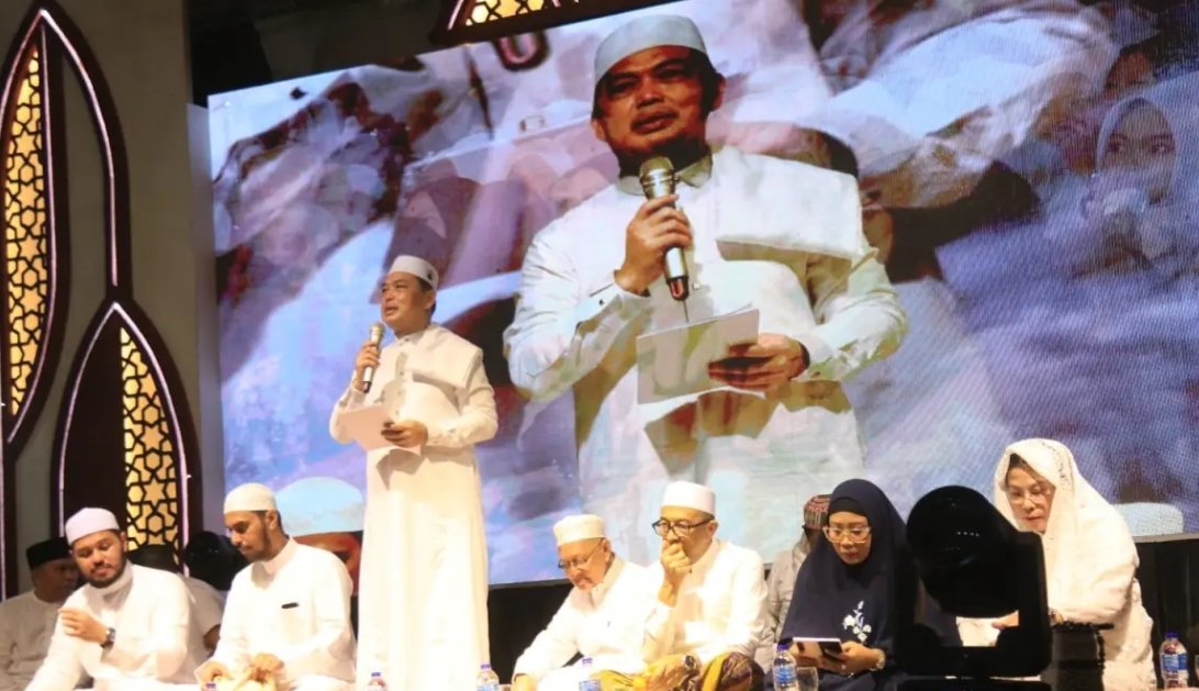 Gubernur Kalimantan Barat Ria Norsan bersama Ketua TP PKK Kalbar Erlina Norsan menghadiri Haul Akbar Ke-10 Imam Thariqah Naqsyabandiyah Mudzhariyah Al Habib Amin Muhsin Al Hinduan RA di Pondok Pesantren Makarim El Akhlaq, Kota Singkawang, Sabtu (2/5). Dalam kesempatan itu, Norsan mengajak masyarakat meneladani warisan ilmu dan kebaikan yang ditinggalkan almarhum. (Adpim Pemprov Kalbar)