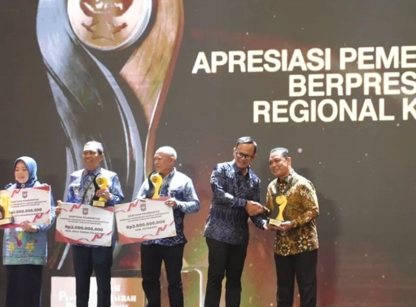 Gubernur Kalimantan Barat Ria Norsan menunjukkan penghargaan Terbaik I bidang Entrepreneur Government melalui Pembiayaan Kreatif dan Pengendalian Inflasi Daerah se-Kalimantan pada ajang Awarding Pemerintah Daerah Berprestasi Regional Kalimantan 2026 di Balikpapan, Selasa (5/5/2026). Penghargaan tersebut menjadi pengakuan atas keberhasilan Kalbar menjaga stabilitas ekonomi sekaligus mendorong inovasi pembiayaan pembangunan daerah. (Adpim Pemprov Kalbar)