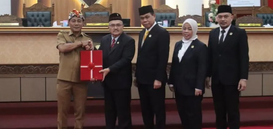 Wakil Gubernur Kalimantan Barat Krisantus Kurniawan menerima dokumen rekomendasi DPRD Kalbar terhadap Laporan Keterangan Pertanggungjawaban (LKPJ) Gubernur Kalbar Tahun Anggaran 2025 dalam Rapat Paripurna DPRD Kalbar di Balairung Sari, Pontianak, Selasa (12/5). Rekomendasi tersebut menjadi bahan evaluasi untuk meningkatkan kualitas pembangunan dan pelayanan publik di Kalbar. (Adpim Pemprov Kalbar)