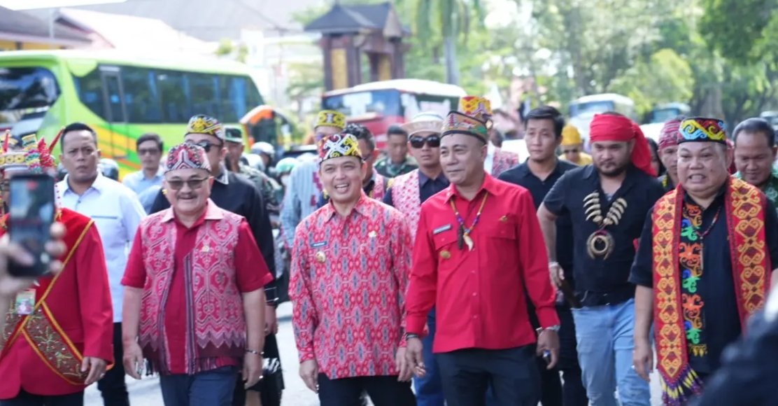 Gubernur Kalimantan Barat Ria Norsan bersama Wakil Gubernur Kalbar Krisantus Kurniawan menghadiri pembukaan Pekan Gawai Dayak (PGD) ke-40 Tahun 2026 di Rumah Radakng Pontianak, Rabu (20/5/2026). Perhelatan budaya tahunan tersebut diharapkan semakin memperkuat persatuan masyarakat serta mendorong pariwisata dan ekonomi kreatif Kalimantan Barat. (Adpim Pemprov Kalbar)