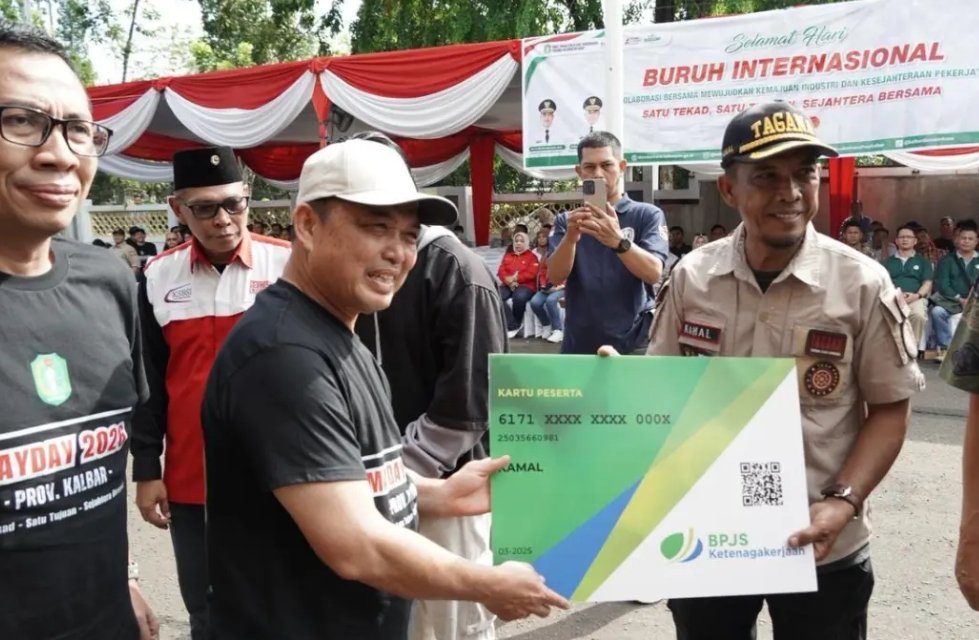 Gubernur Kalimantan Barat Ria Norsan menegaskan pentingnya kepesertaan BPJS Ketenagakerjaan sebagai bentuk perlindungan bagi pekerja dan keluarganya saat menghadiri peringatan Hari Buruh Internasional 2026 di Pontianak. Pemprov Kalbar juga mendorong perluasan jaminan sosial hingga menjangkau pekerja rentan di pelosok daerah. (Adpim Pemprov Kalbar)