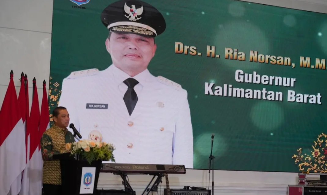 Gubernur Kalimantan Barat Ria Norsan menghadiri pengukuhan Pengurus Ikatan Keluarga Besar Kalimantan Barat (IKKB) periode 2026–2030 di Jakarta. Pengukuhan ditandai dengan penyerahan bendera pataka oleh Oesman Sapta Odang kepada Dean Aslan sebagai ketua terpilih. (Adpim Pemprov Kalbar)