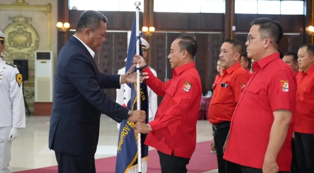 Wakil Gubernur Kalimantan Barat Krisantus Kurniawan resmi dilantik sebagai Ketua Umum Pengurus Provinsi Perbakin Kalbar periode terbaru. Pelantikan ditandai dengan penyerahan Bendera Pataka oleh Ketua Umum PB Perbakin Jenderal TNI (Purn.) Joni Supriyanto di Pendopo Gubernur Kalbar, Sabtu (23/5). (Adpim Pemprov Kalbar)