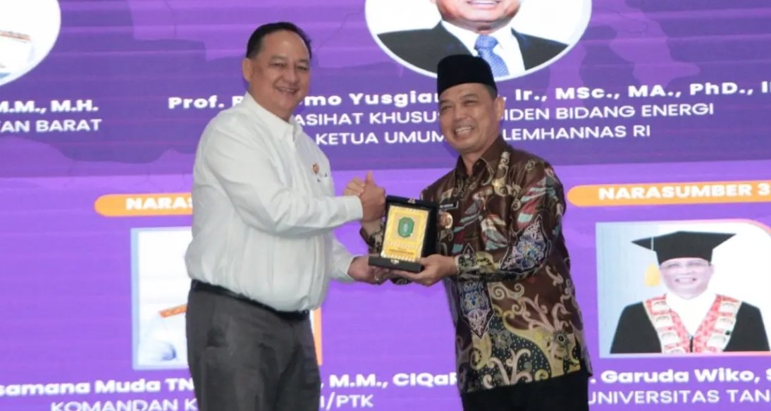 Gubernur Kalbar, Ria Norsan, di sela kegiatan Seminar Kebangsaan yang diadakan Ikatan Keluarga Alumni Lemhannas Kalbar di Aula Garuda Kantor Gubernur Kalbar. (Adpim Pemprov Kalbar)