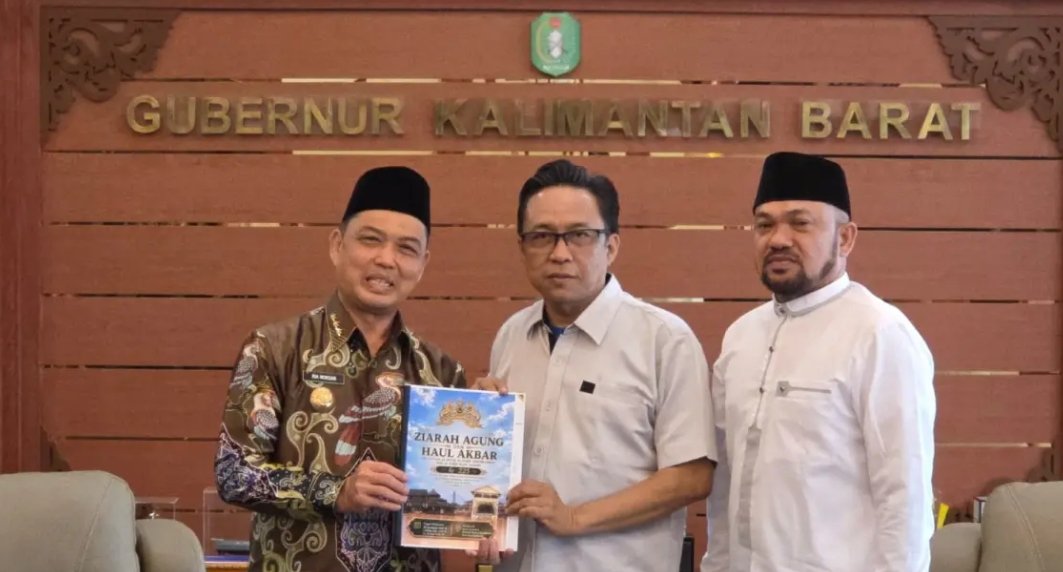 Gubernur Kalimantan Barat Ria Norsan berfoto dengan Syarif Iwan Taruna Alkadrie yang merupakan bagian dari kepanitiaan pelaksanaan Haul Akbar dan Ziarah Agung. (Adpim Pemprov Kalbar)