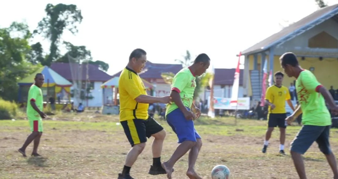 Gubernur Ria Norsan bermain sepak bola bersama warga Temajuk, Sambas pada Minggu (14/6). (Adpim Pemprov Kalbar)