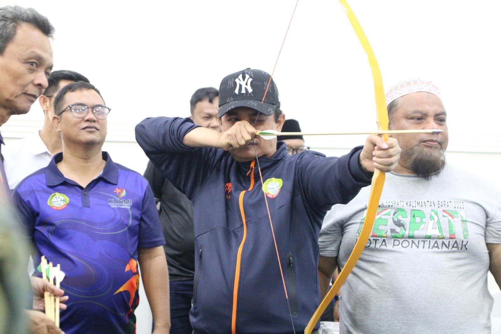 Wakil Wali Kota Pontianak Bahasan foto bersama ofisial Kontingen Kota Pontianak yang akan mengikuti FORPROV II Tingkat Provinsi Kalbar. Foto: Dok. Prokopim Pemkot Pontianak