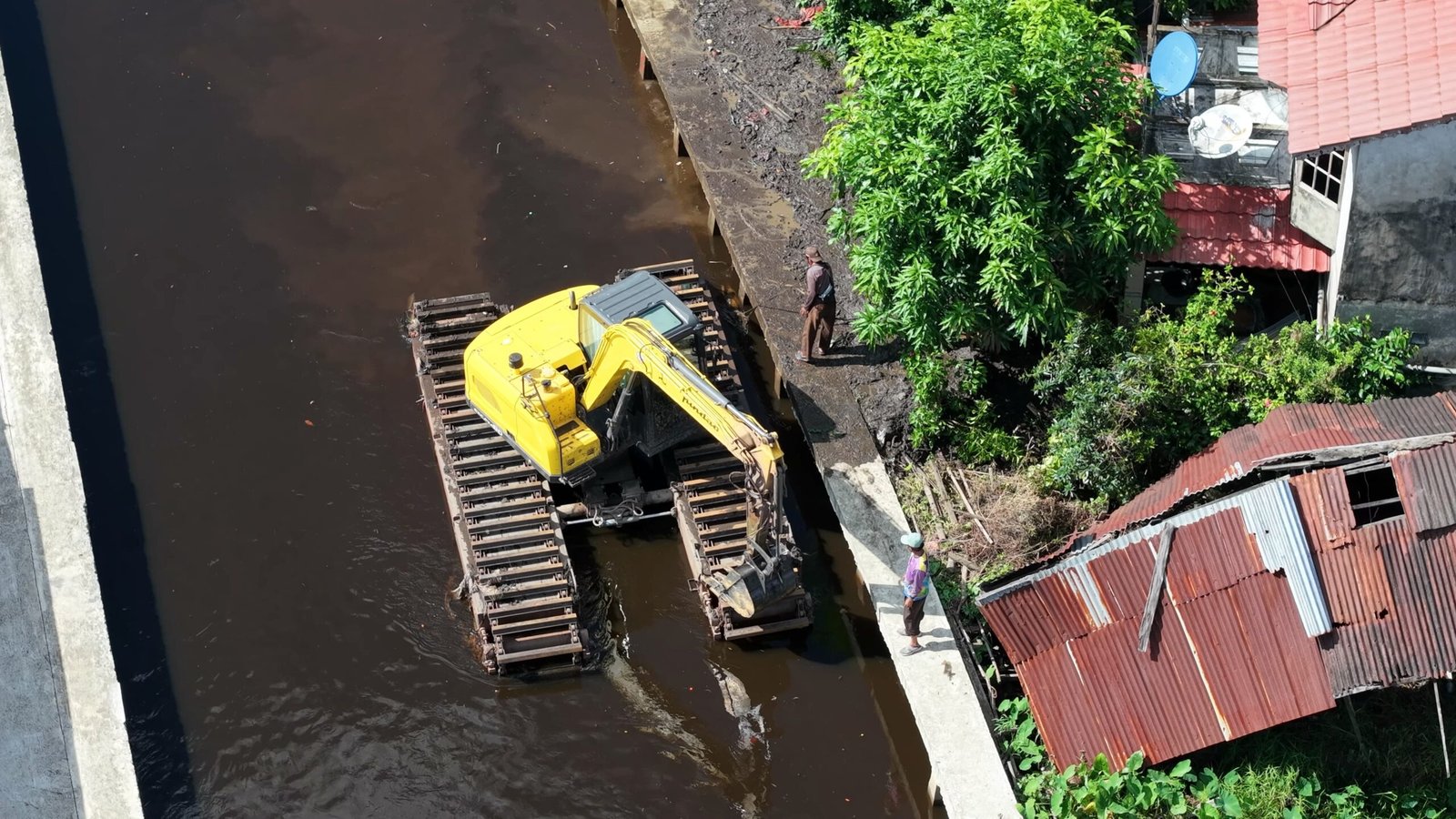 Dinas PUPR Kota Pontianak menerjunkan eskavator amfibi untuk mengeruk parit agar memperlancar aliran air. Foto: Dok Prokopim Pemkot Pontianak