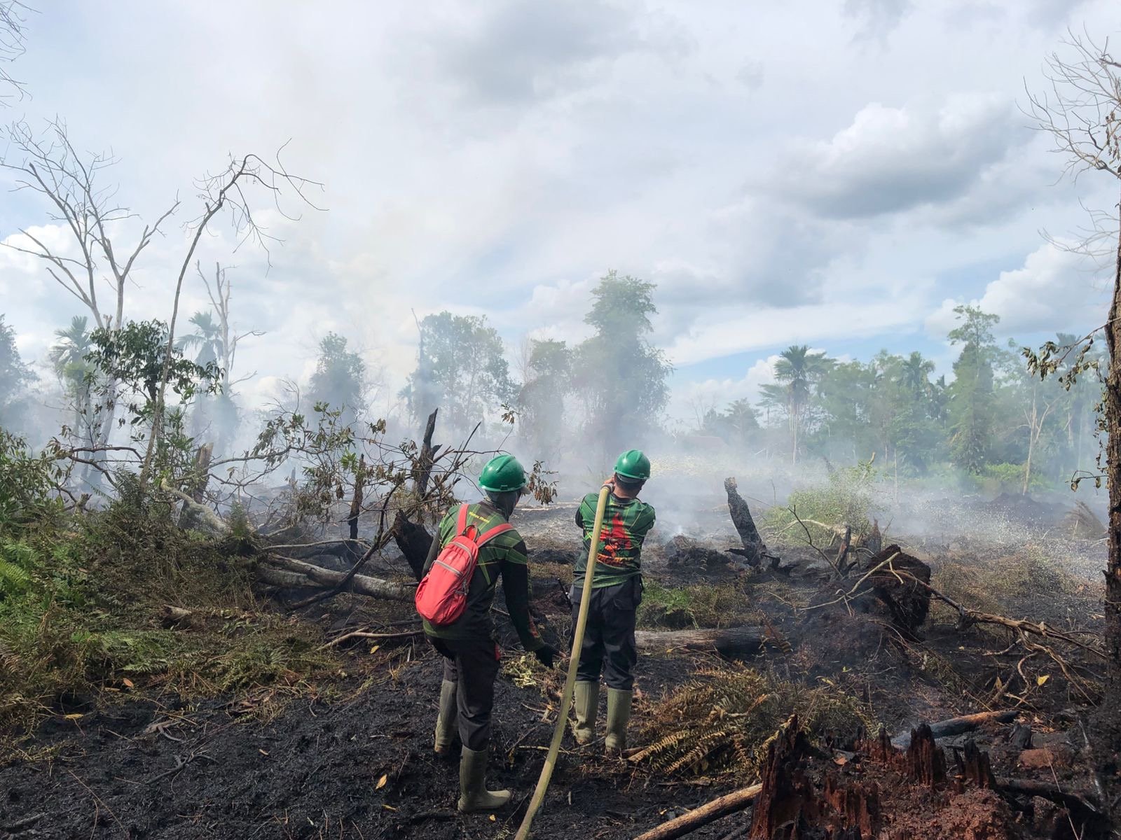 Petugas saat padamkan api di Rasau Jaya. Foto: Dok. Istimewa