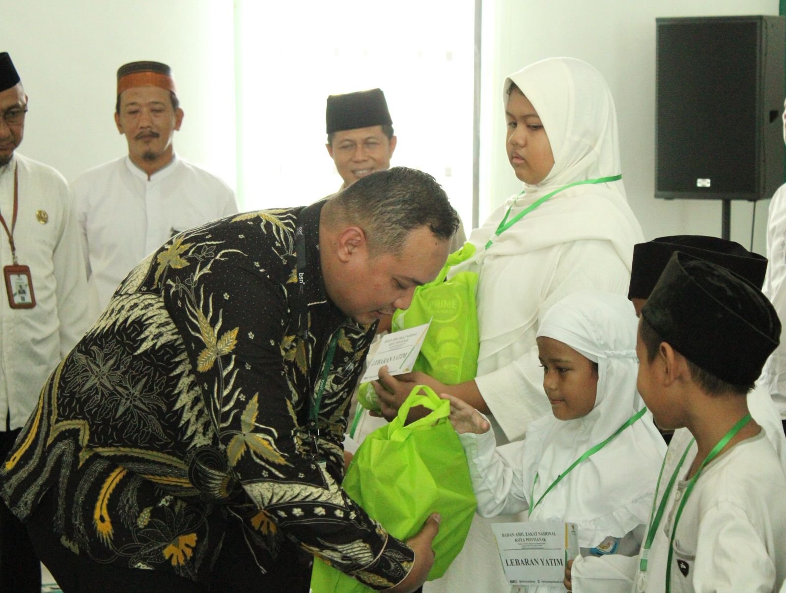 Kakan Kemenag Pontianak saat serahkan santunan. Foto: Dok. Kemenag Pontianak
