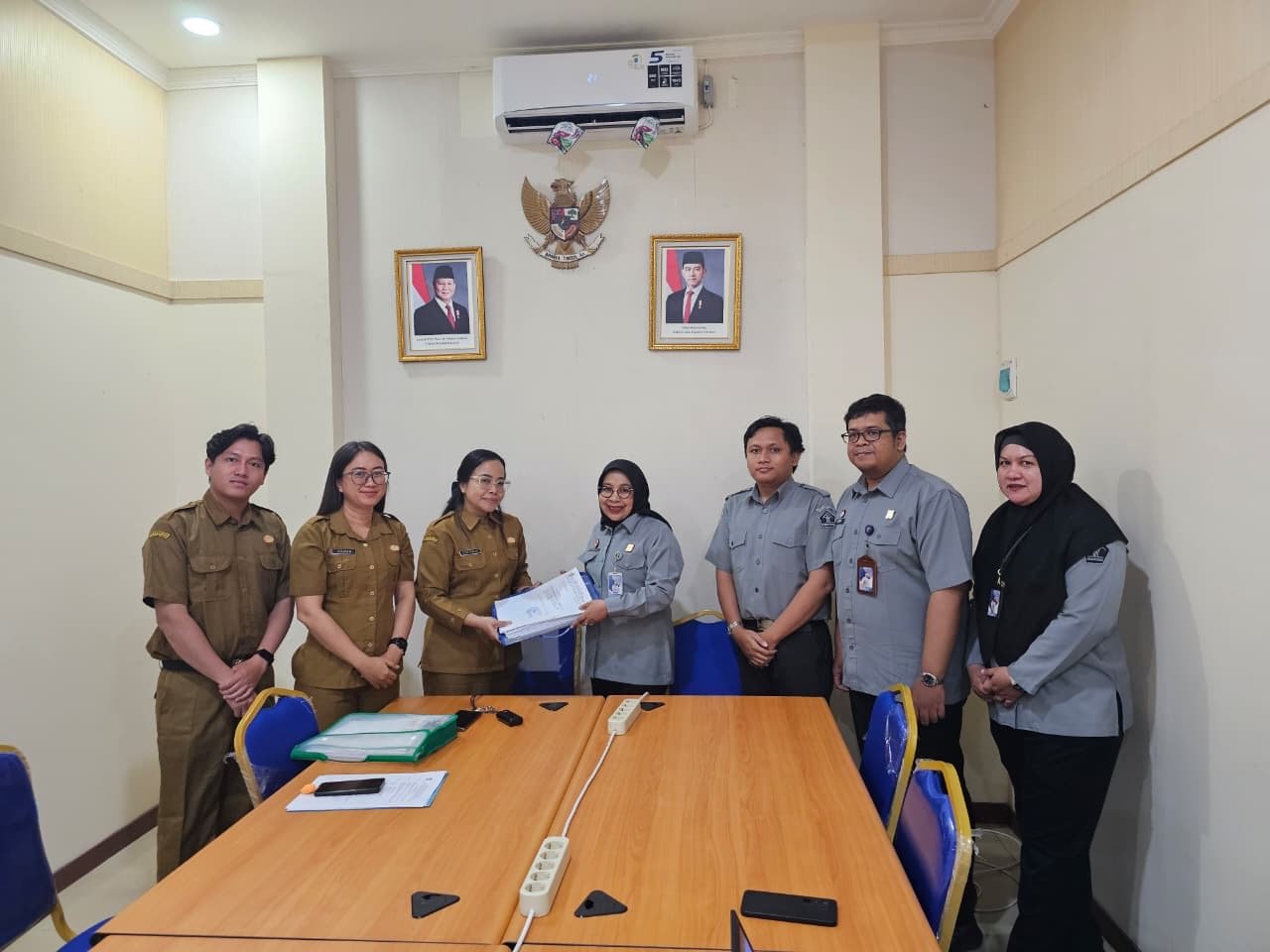 Kemenkum Kalbar foto bersama Pemkab Sekadau