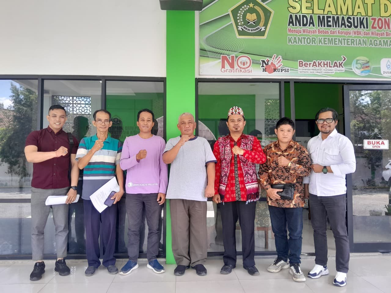 Foto bersama Kakan Kemenag Pontianak dan Ketua DPC Mangkok Merah. Foto: Dok. Istimewa