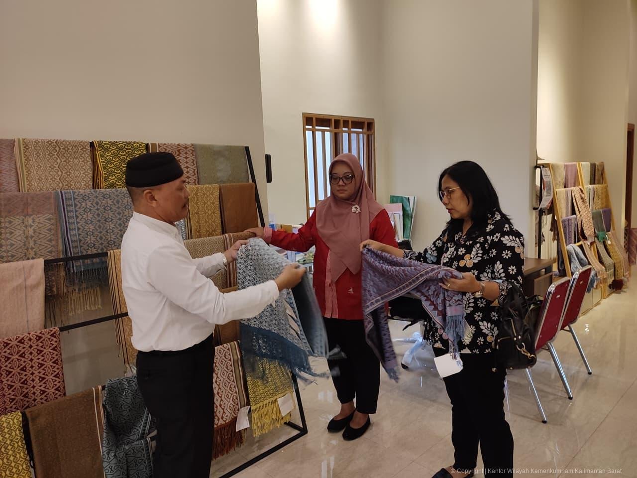 Kadiv Yankum Kalbar saat melihat tenun Kalbar