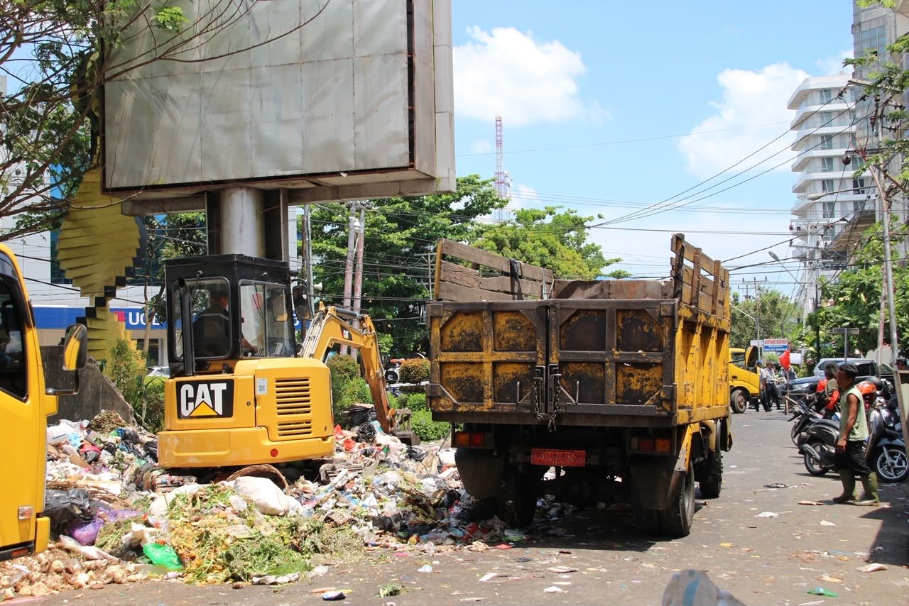 Pemerintah Kota Pontianak melalui Dinas Lingkungan Hidup Kota Pontianak terus memperkuat armada angkutan sampah dengan menambah kendaraan serta revitalisasi kontainer yang sudah tidak layak. Foto: Dok. Prokopim Pemkot Pontianak