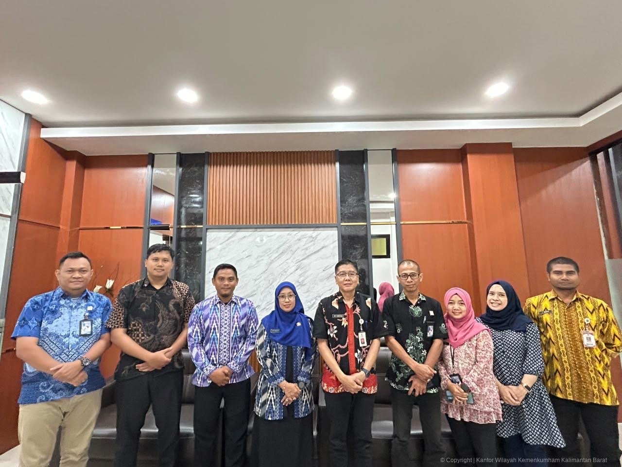 Foto bersama Kemenkum Kalbar dan Pemkab Mempawah