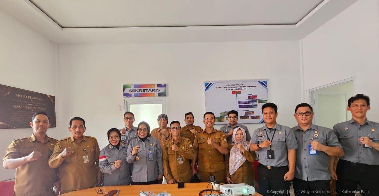 Kemenkum Kalbar foto bersama Dinas Koperasi Ketapang