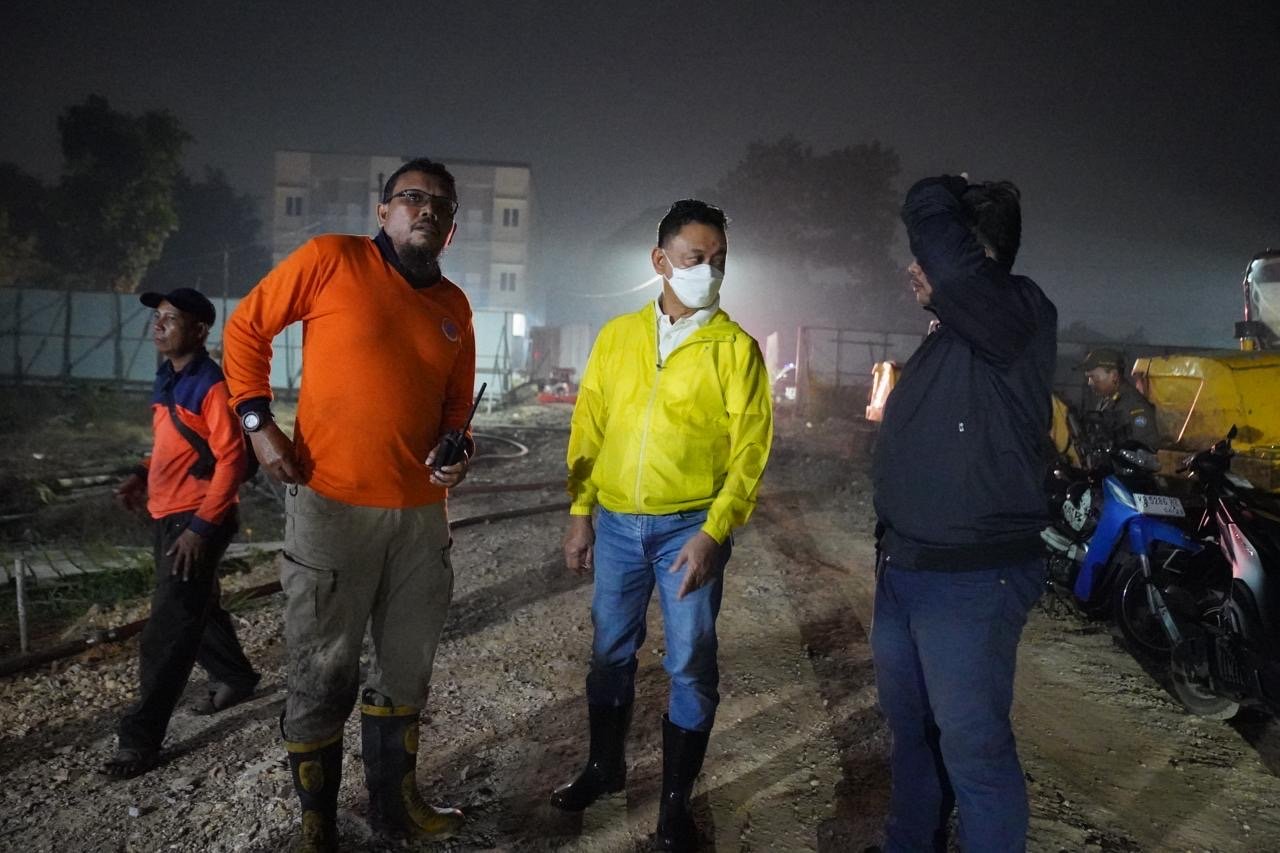 Wali Kota Pontianak saat melihat langsung lahan yang terbakar di Jalan Perdana. Foto: Dok. Prokopim Pemkot Pontianak