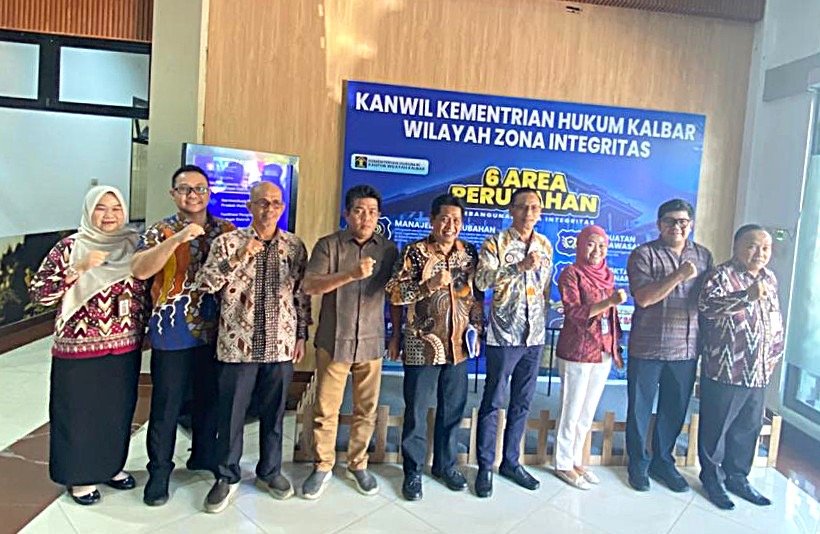Foto bersama Kemenkum Kalbar dan DPRD Mempawah