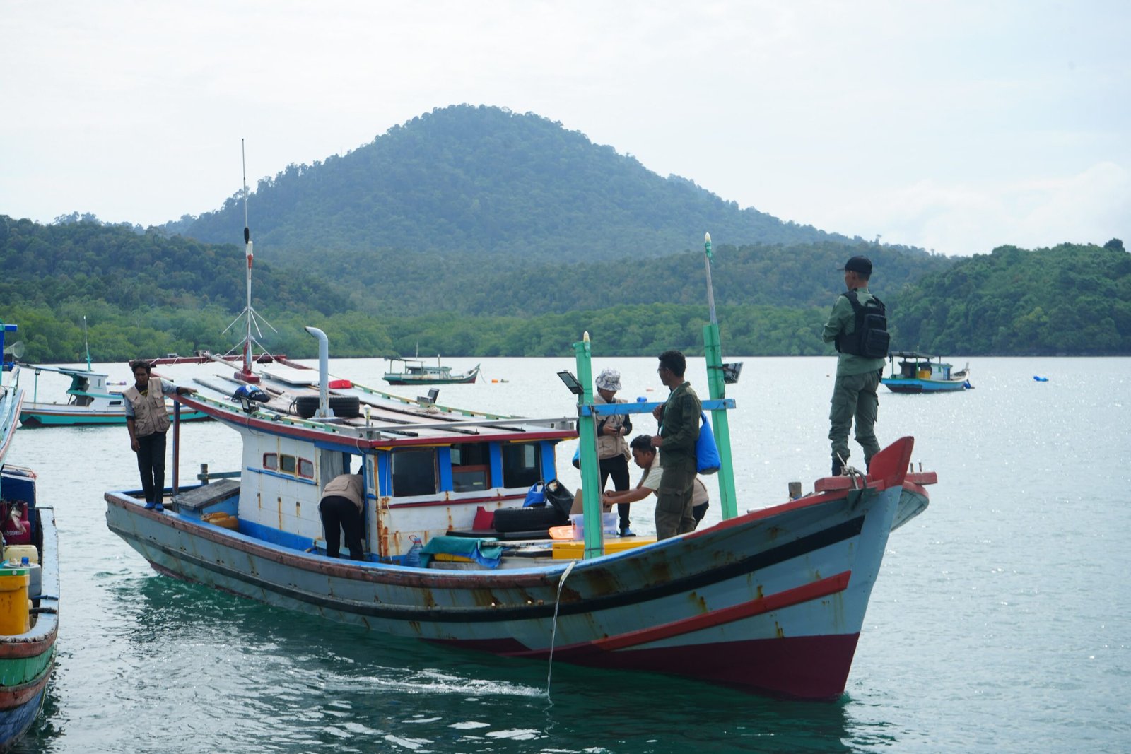 Nelayan di Pulau Karimata. Foto: Dok. Yayasan Planet Indonesia/Roni Bia Santo