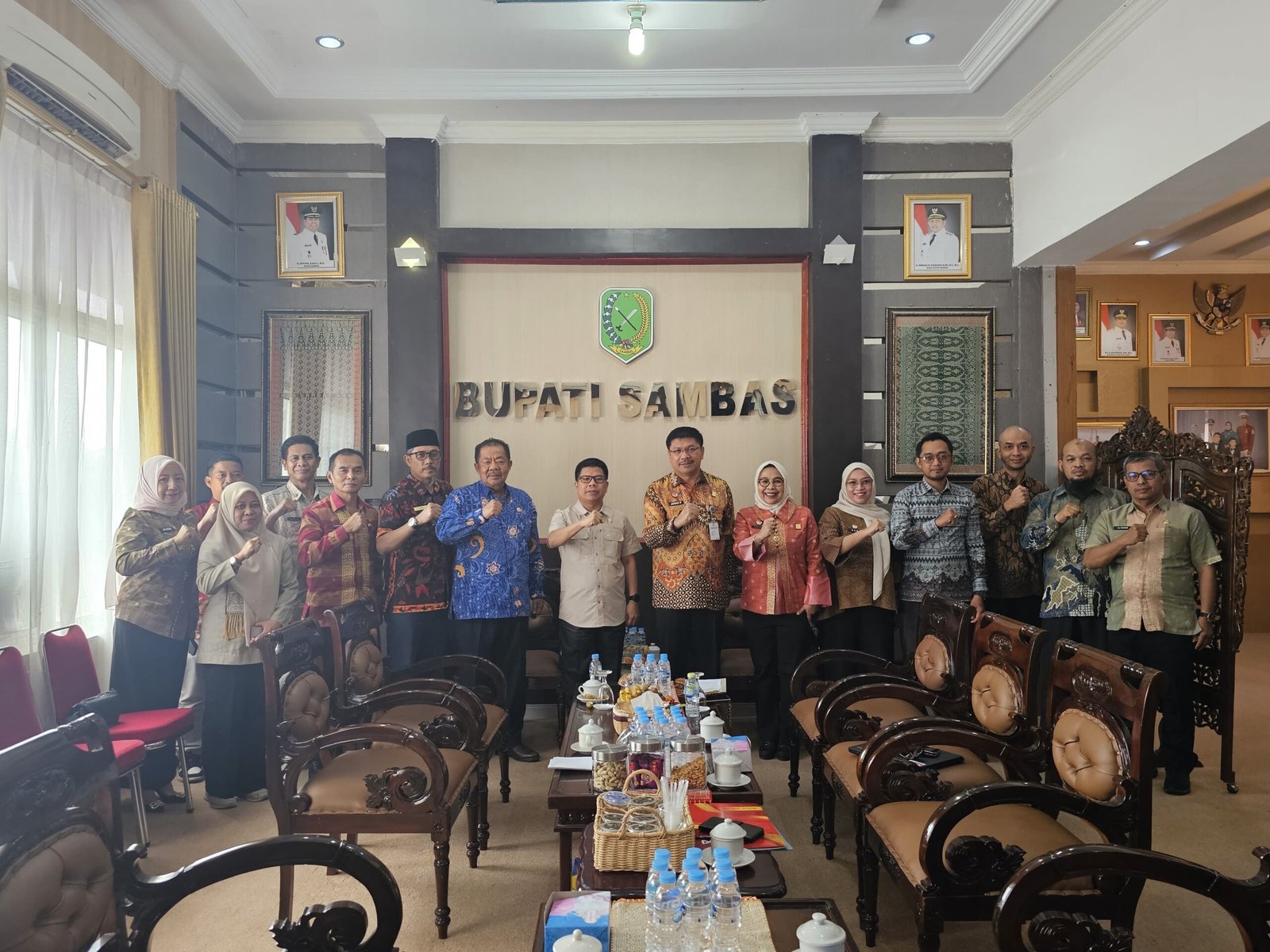 Foto bersama Kemenkum Kalbar dan Pemkab Sambas