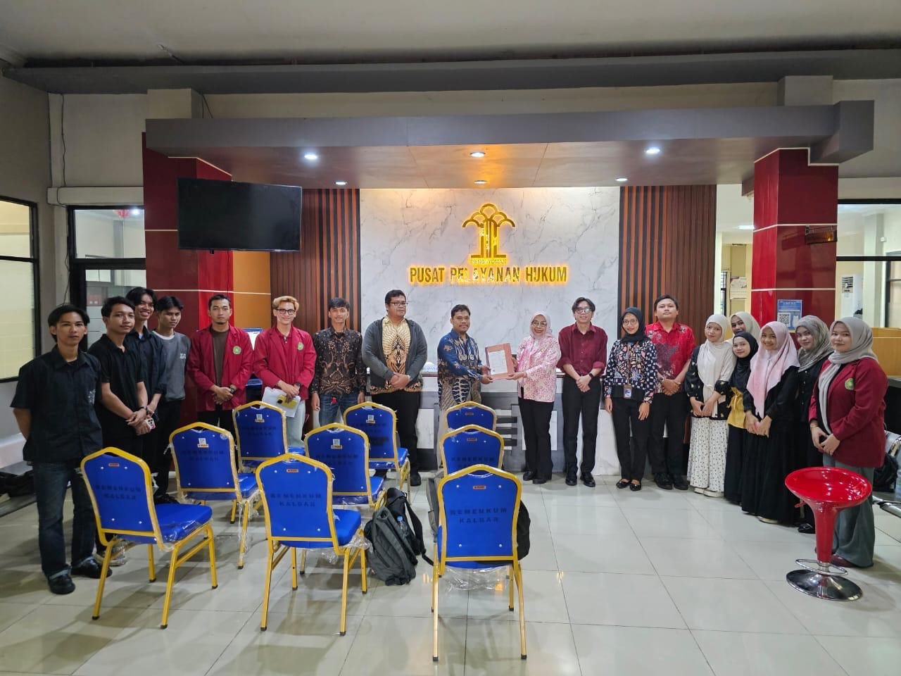 Foto bersama Kemenkum Kalbar dan civitas akademika di Pontianak