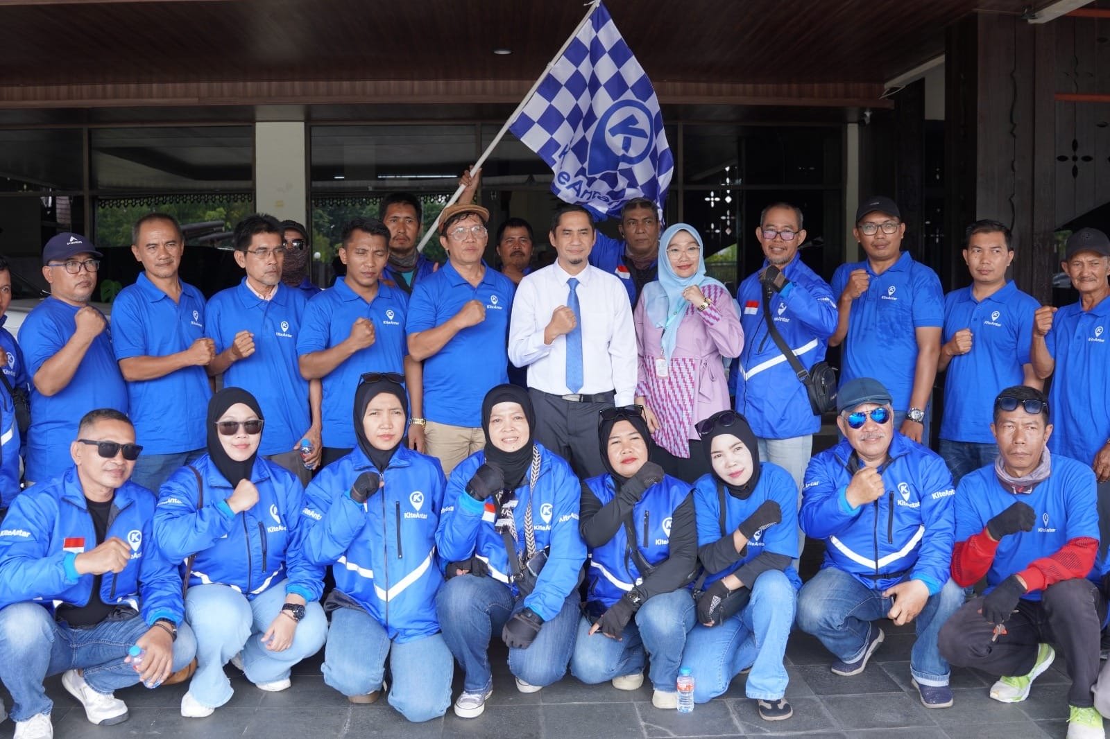 Kepala Diskominfo Pontianak Syamsul Akbar dan mitra pengemudi Kite Antar berfoto bersama. Foto: Dok. Kominfo Pontianak