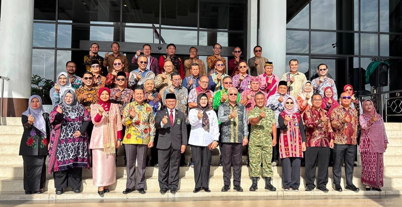 Foto bersama Kemenkum dan Pemprov Kalbar