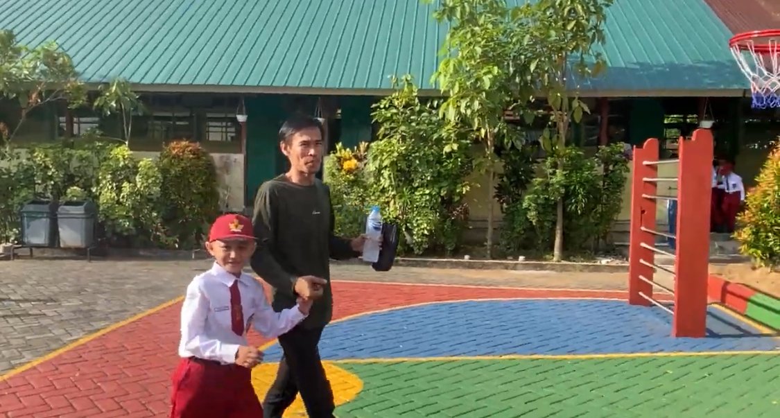 Seorang ayah mengantar anaknya di hari pertama sekolah. Foto: Dok. Prokopim Pemkot Pontianak