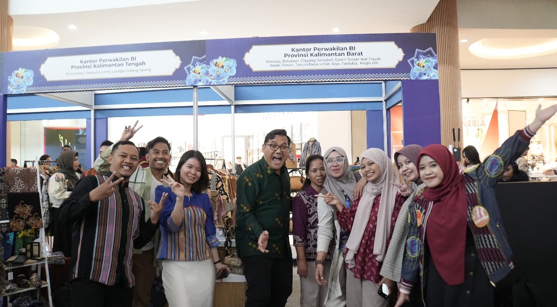 Kepala Perwakilan Bank Indonesia Kalbar saat mengunjungi booth. Foto: Dok. Istimewa