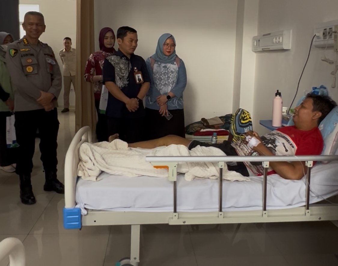 Dewan Pengawas BPJS saat mengunjungi pasien yang dirawat dj RS Bhayangkara Pontianak. Foto: Dok. Istimewa