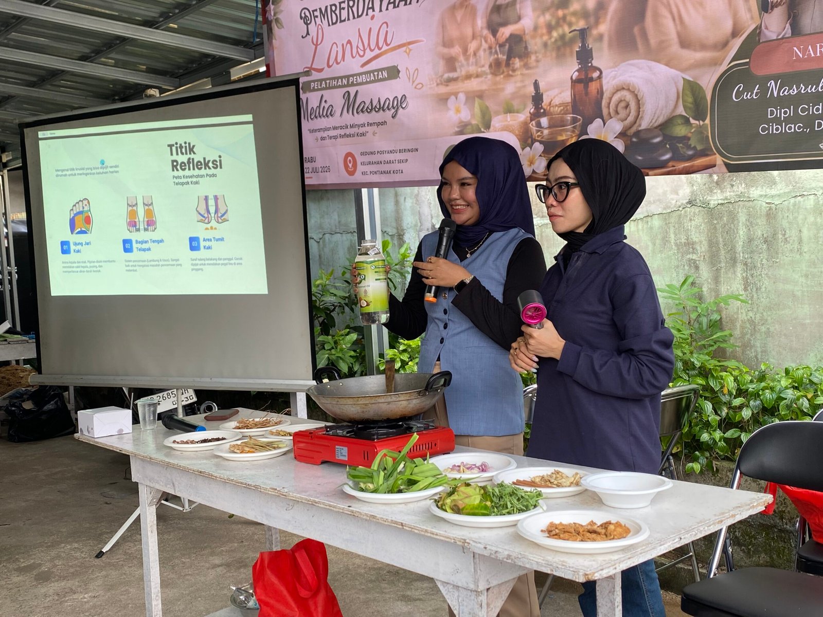 Cut Nasruli Azaria dari Beauty Arena Aesthetic Clinic saat berikan pelatihan ke lansia di Pontianak. Foto: Yulia Ramadhiyanti/Klikwartaku