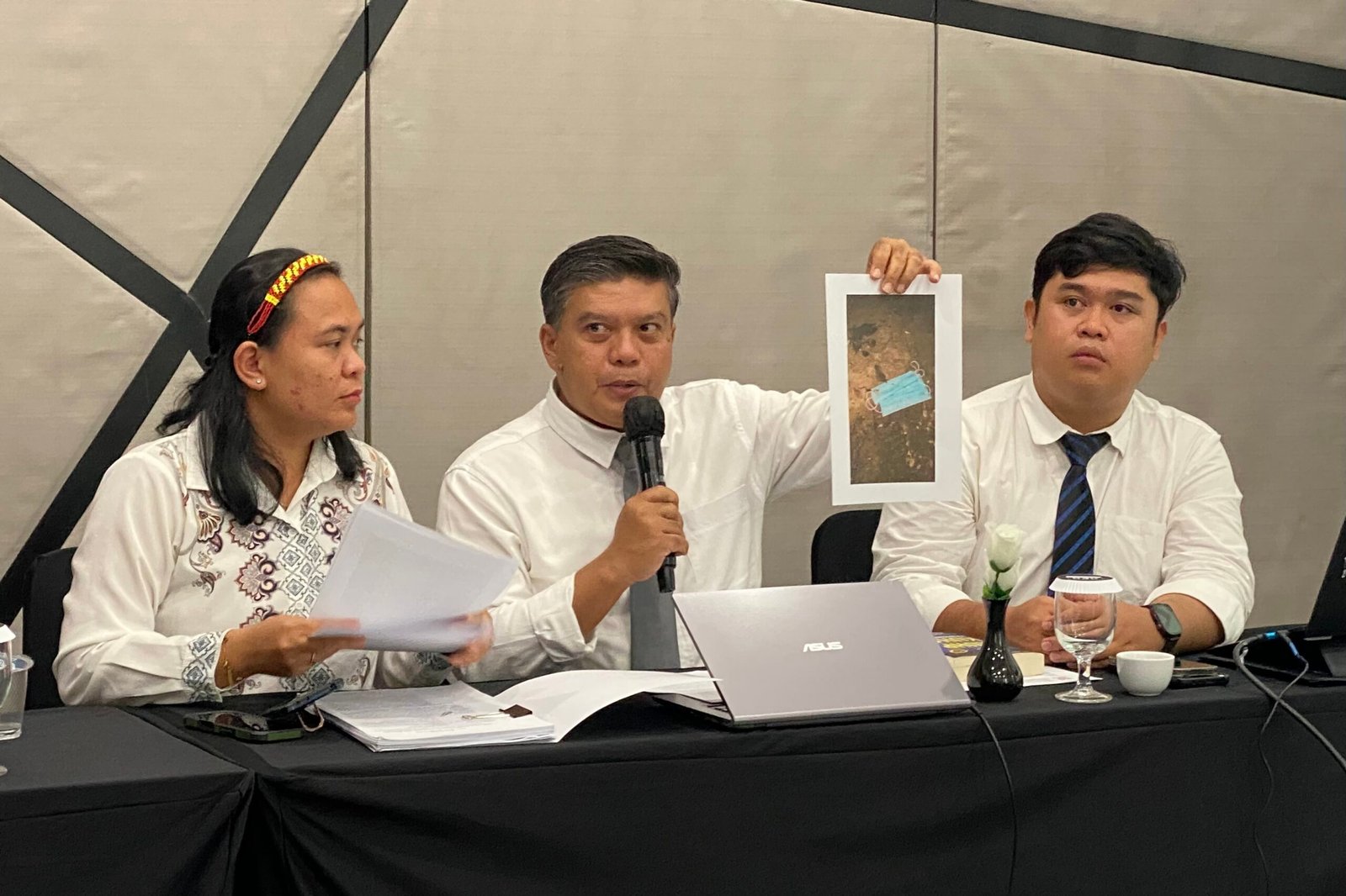 Kuasa hukum tersangka saat menggelar konfrensi pers. Foto: Yulia Ramadhiyanti/Klikwartaku