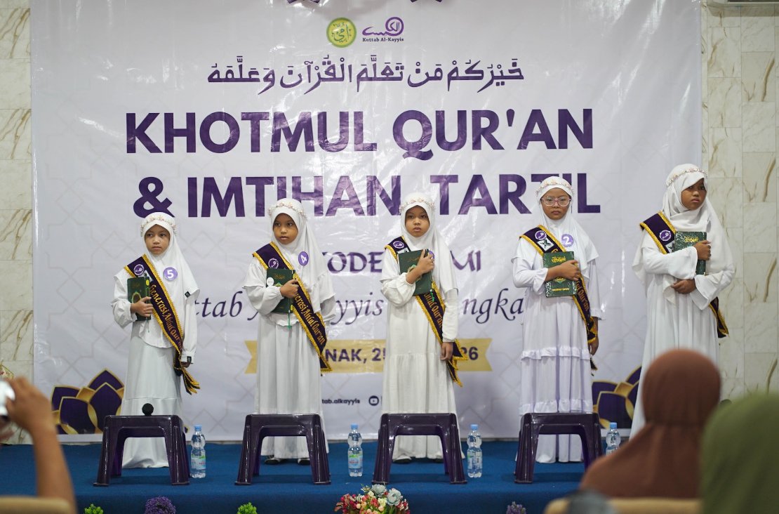 Santri Kuttab Al Kayyis saat diwisuda. Foto: Dok. Istimewa